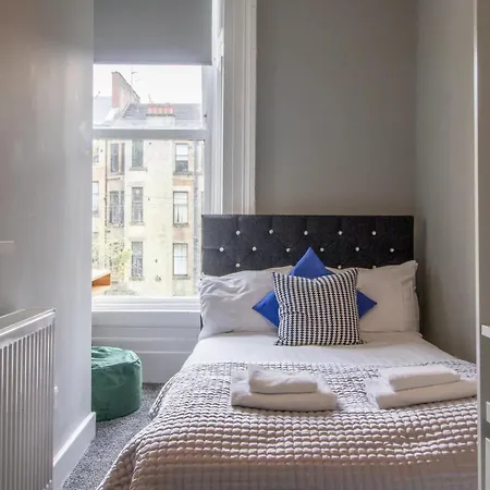 West End Cosy Pop Of Colour - Pass The Keys *