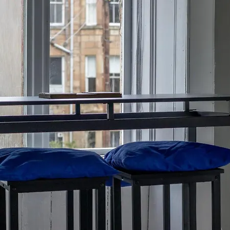 Apartment West End Cosy Pop Of Colour - Pass The Keys