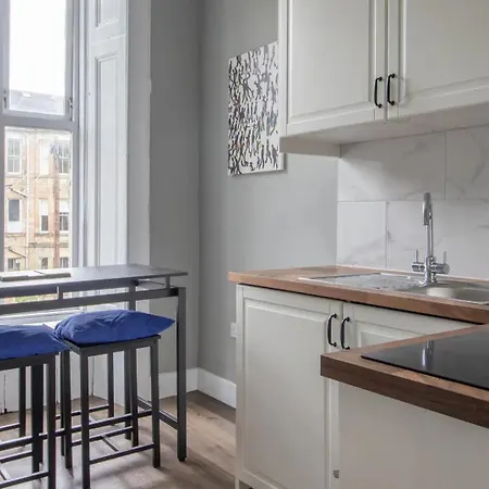Pass The Keys West End Cosy Pop Of Colour Appartement *