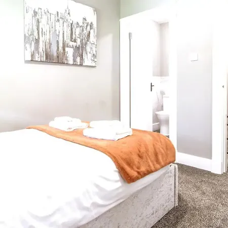 Private Garden West End With Parking - Pass The Keys