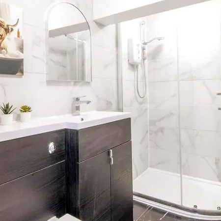 Private Garden West End With Parking - Pass The Keys Appartement