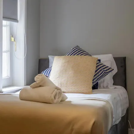 Private Garden West End With Parking - Pass The Keys דירה *