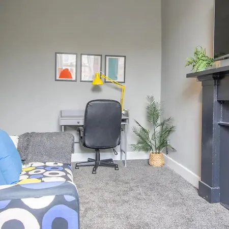 West End Cosy Pop Of Colour - Pass The Keys Glasgow