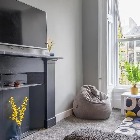 Appartement Pass The Keys West End Cosy Pop Of Colour