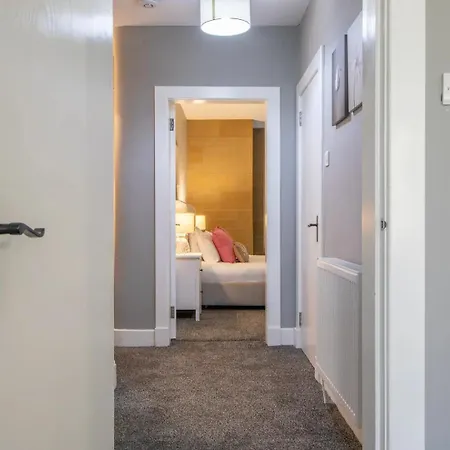 Pass The Keys Private Garden West End With Parking Apartment *