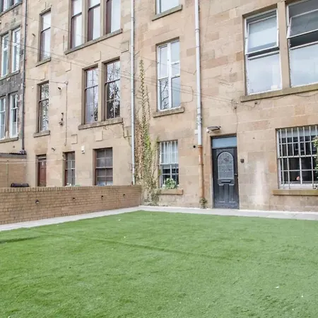 Private Garden West End With Parking - Pass The Keys