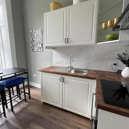 Pass The Keys West End Cosy Pop Of Colour Appartement