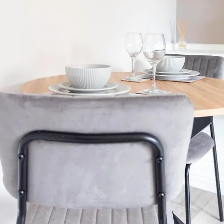 2 Bdr House By Caledonia Luxe Short Lets & Serviced Bargeddie * Glasgow