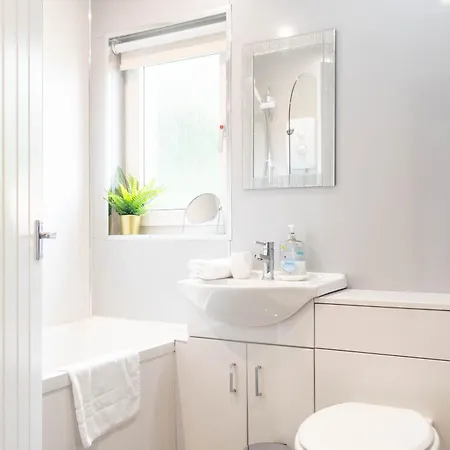 2 Bdr House By Caledonia Luxe Short Lets & Serviced Bargeddie Holiday home Glasgow