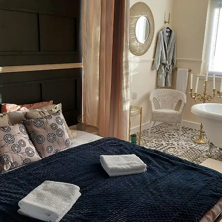 Luxurious With A Private Bathtub And Shared Toilet And Kitchen 10mins From Centre