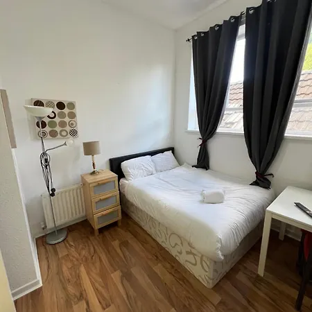 Great Western Road Studio With En Apartment