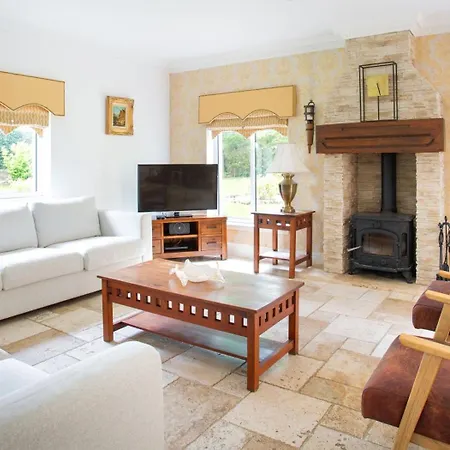 Stunning 4-bedroom With Hot Tub & Sauna Near Loch Lomond Villa *