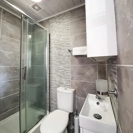 Studio Paisley Road West Apartment *