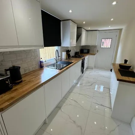 Paradise - Spacious 3- Bed House Tatil Evi