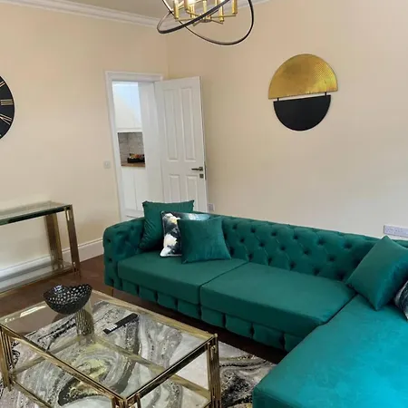 Paradise - Spacious 3- Bed House Holiday home Glasgow