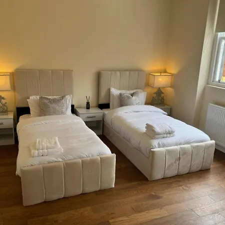 Dom wakacyjny Paradise - Spacious 3- Bed House Glasgow
