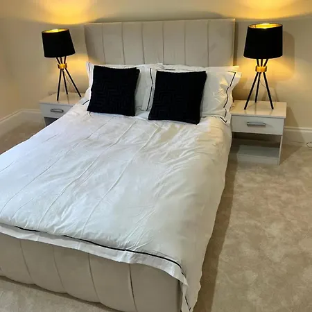 Paradise - Spacious 3- Bed House Holiday home Glasgow