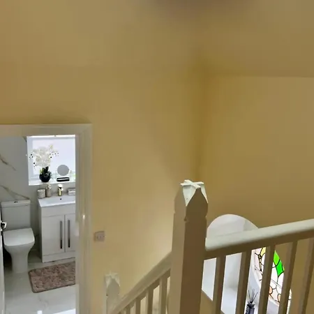 Paradise - Spacious 3- Bed House Holiday home Glasgow