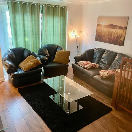 3 Bed ,2 Bedroom City Centre Apt شقة