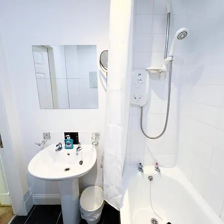 Chic Minimalist Retreat In Ibrox 公寓