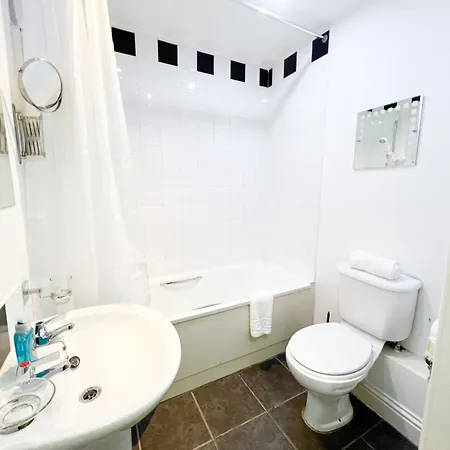 Apartment Chic Minimalist Retreat In Ibrox