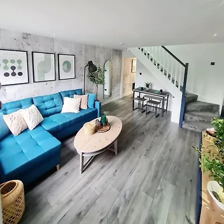 Lovely House With Back Garden - Private Driveway *