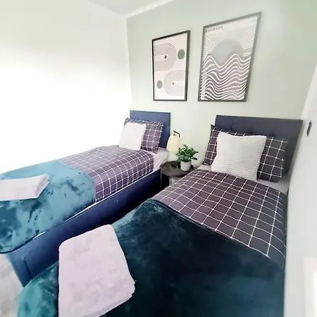 Lovely House With Back Garden - Private Driveway Semesterbostad