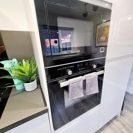 Lovely House With Back Garden - Private Driveway *