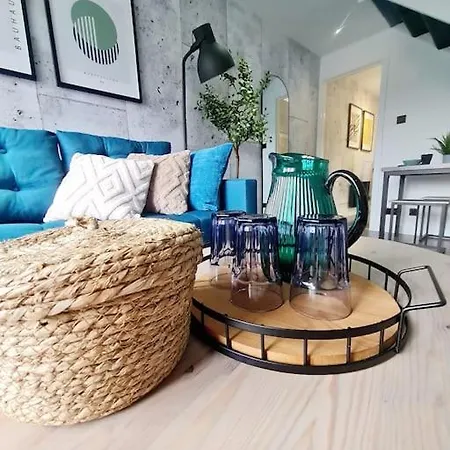 Lovely House With Back Garden - Private Driveway