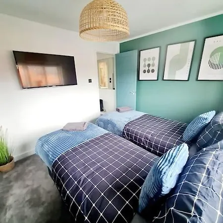 Semesterbostad Lovely House With Back Garden - Private Driveway *