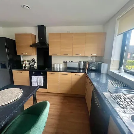 - 5 Bedrooms 4 Bathrooms - Private Parking