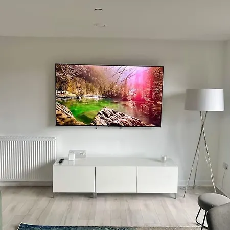 Hébergement de vacances - 5 Bedrooms 4 Bathrooms - Private Parking *