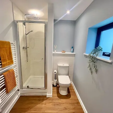 - 5 Bedrooms 4 Bathrooms - Private Parking Glasgow