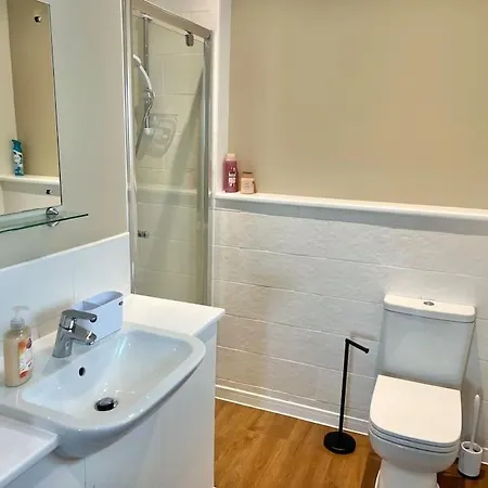 - 5 Bedrooms 4 Bathrooms - Private Parking Holiday home