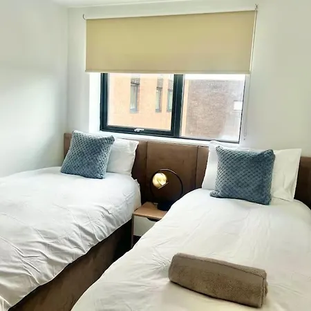 Hébergement de vacances - 5 Bedrooms 4 Bathrooms - Private Parking