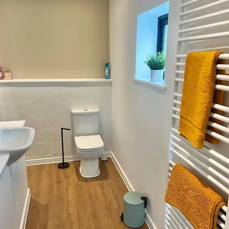 Holiday home - 5 Bedrooms 4 Bathrooms - Private Parking *