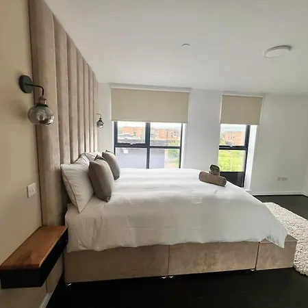 - 5 Bedrooms 4 Bathrooms - Private Parking *