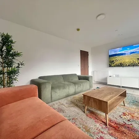 - 5 Bedrooms 4 Bathrooms - Private Parking