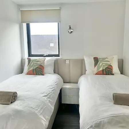 Hébergement de vacances - 5 Bedrooms 4 Bathrooms - Private Parking