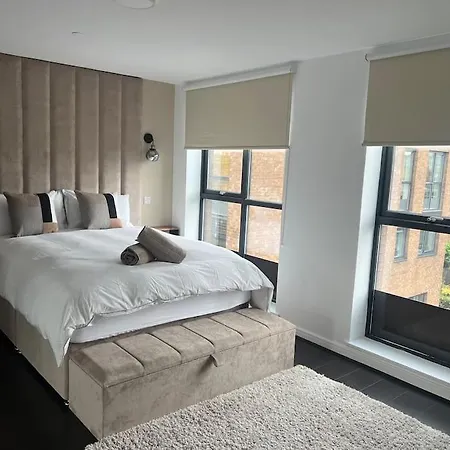 - 5 Bedrooms 4 Bathrooms - Private Parking Holiday home *
