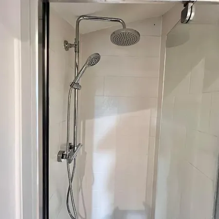 Holiday home - 5 Bedrooms 4 Bathrooms - Private Parking *
