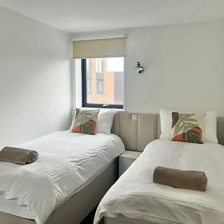 - 5 Bedrooms 4 Bathrooms - Private Parking Glasgow