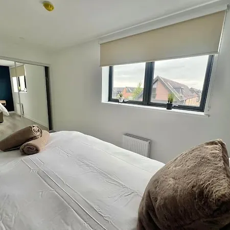 - 5 Bedrooms 4 Bathrooms - Private Parking