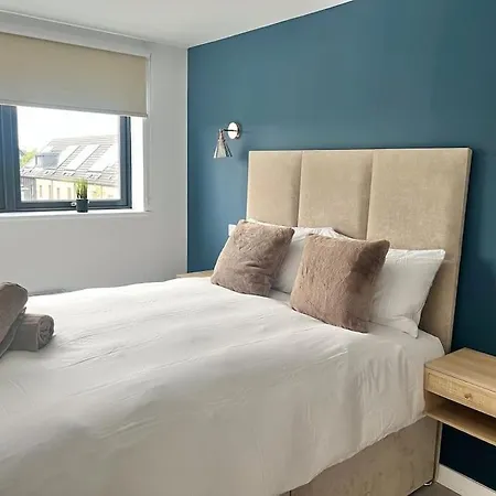 - 5 Bedrooms 4 Bathrooms - Private Parking Holiday home