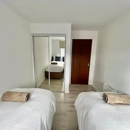 Hébergement de vacances - 5 Bedrooms 4 Bathrooms - Private Parking Glasgow