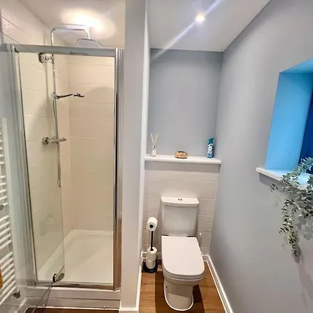 - 5 Bedrooms 4 Bathrooms - Private Parking Glasgow