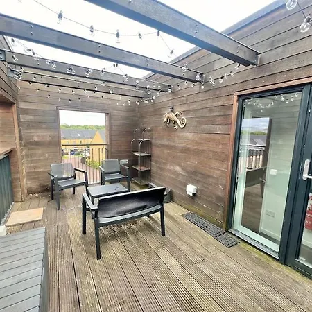 - 5 Bedrooms 4 Bathrooms - Private Parking Holiday home