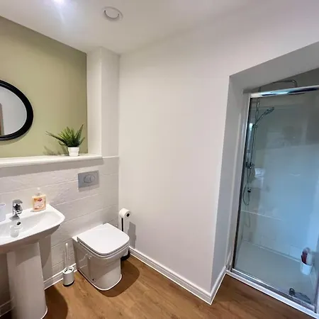 Holiday home - 5 Bedrooms 4 Bathrooms - Private Parking *