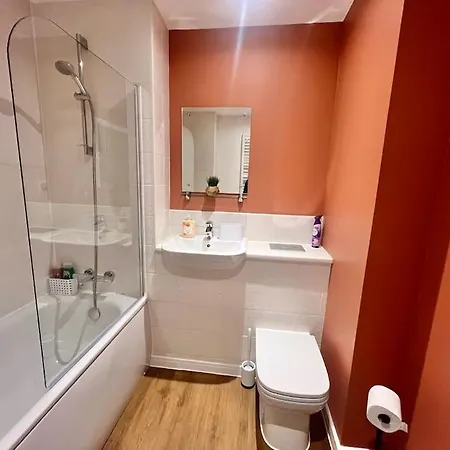- 5 Bedrooms 4 Bathrooms - Private Parking Holiday home Glasgow