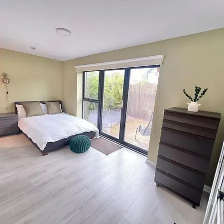 - 5 Bedrooms 4 Bathrooms - Private Parking Glasgow